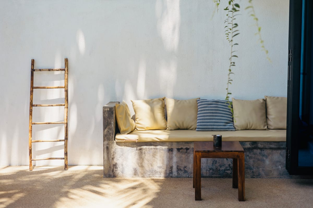 The pale banquette and its bamboo ladder