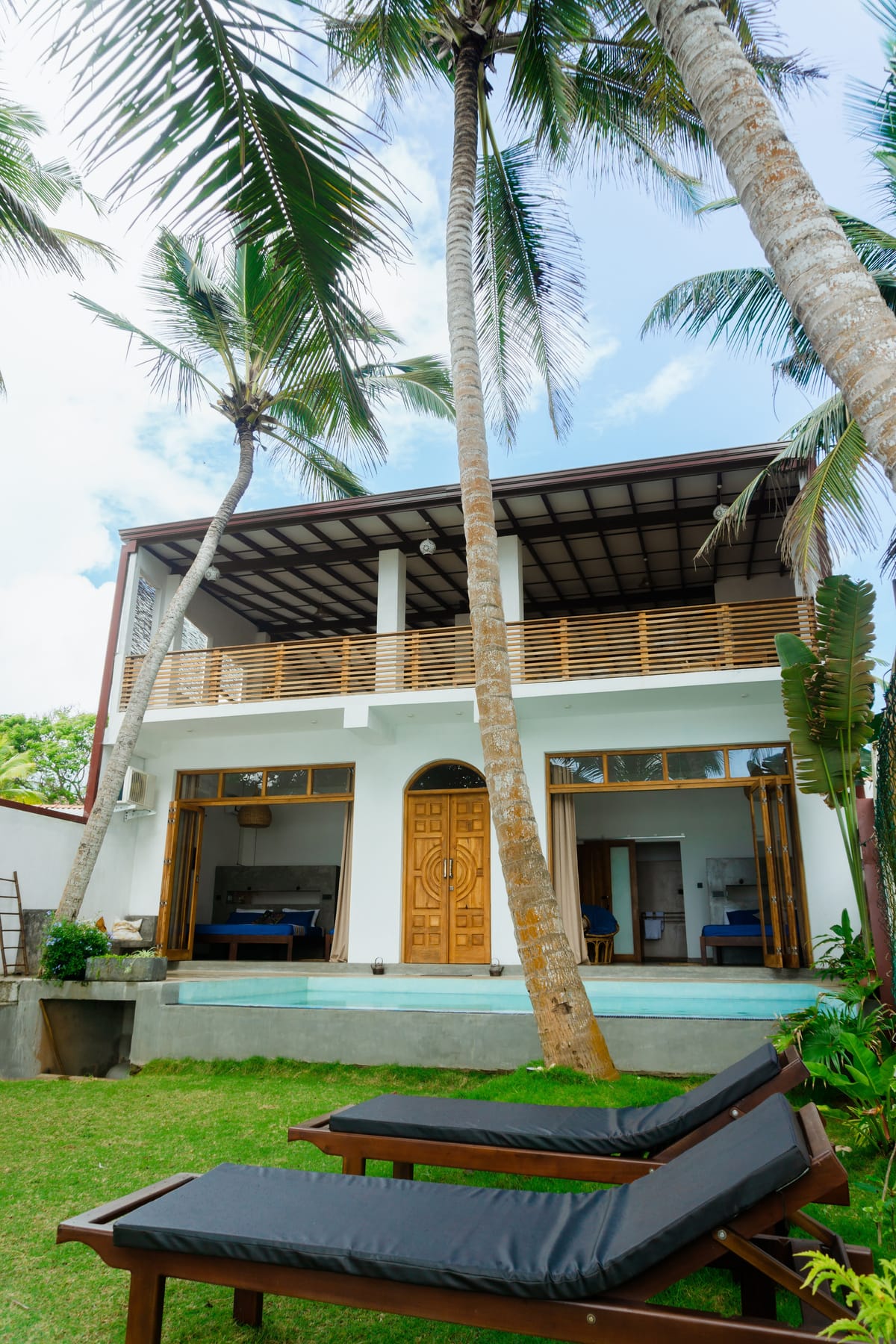La façade de la maison entre les cocotiers