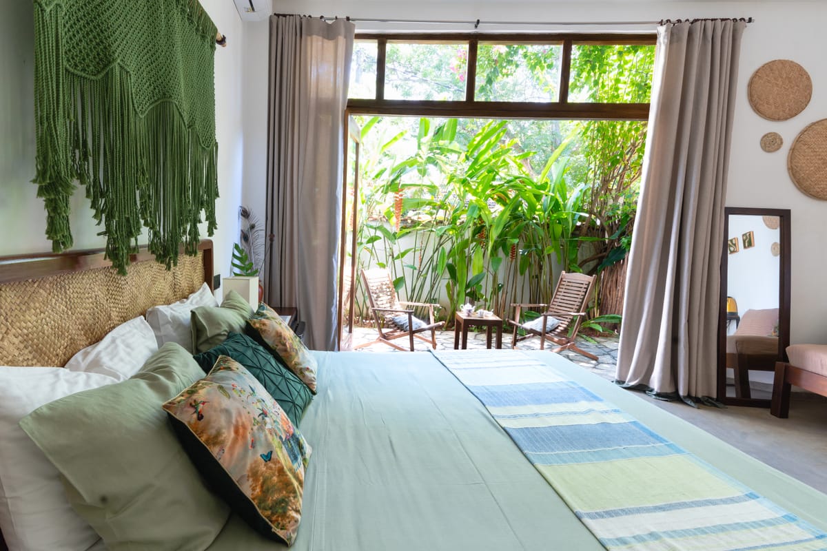 The bed and the bay open onto the private garden