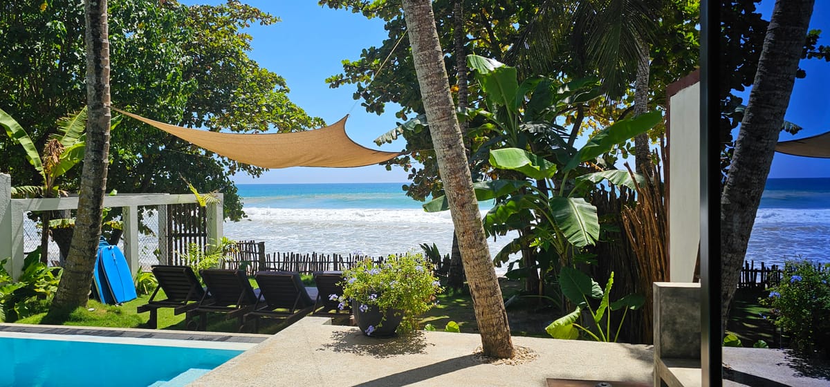 La plage de Duwawatta et sa voile d’ombrage, entre les cocotiers